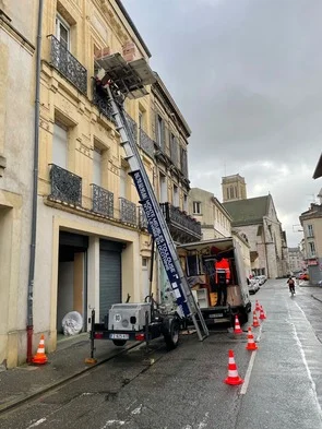 Location de monte charge à Agen
